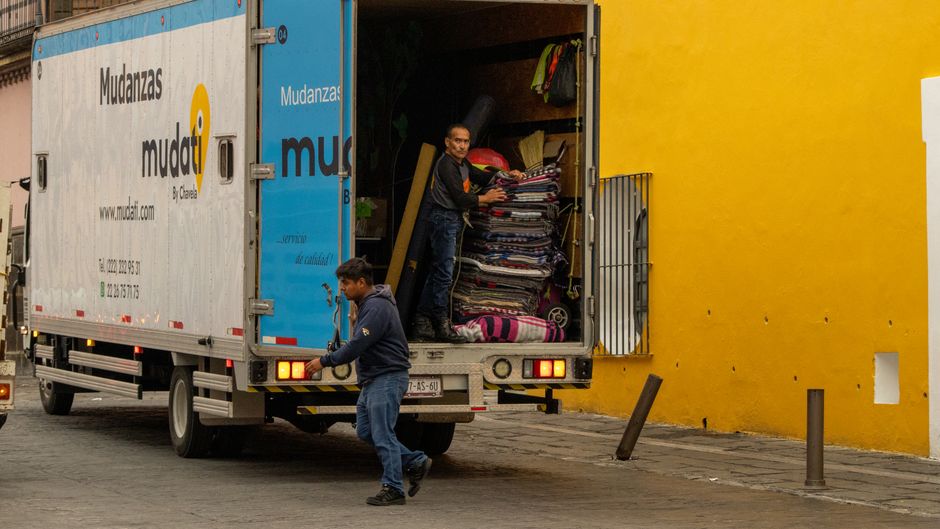 Ekipa Kitty Babity nalaga pohištvo v selitveni kombi